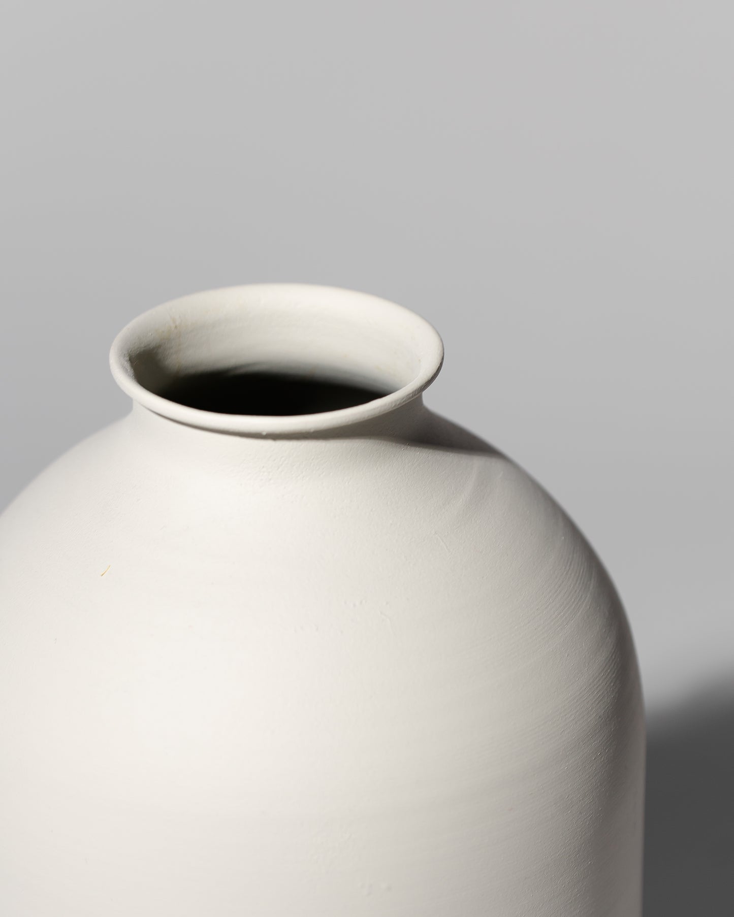 Arlo Iron Vase - Matt White
